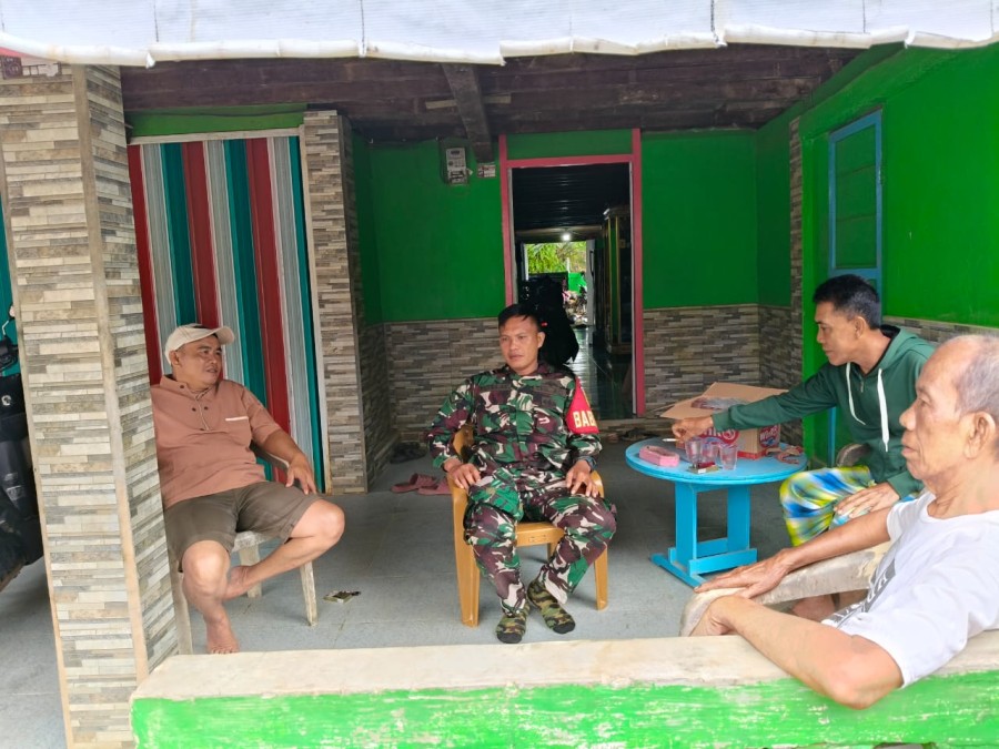 Babinsa Koramil 406-02/Rawas Ilir Laksanakan Komsos di Desa Mandi Angin