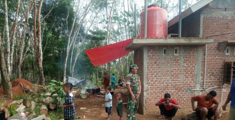 Babinsa Koramil 406-07/Jayaloka Jalin Komsos dengan Warga Desa Kertosono