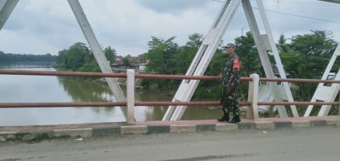 Babinsa Koramil 406-04/Muara Lakitan Lakukan Pengecekan Debit Air Sungai Musi dan Lakitan