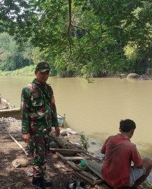 Babinsa Laksanakan Komsos dan Pemantauan Debit Air Sungai Sebagai Antisipasi Bencana Alam
