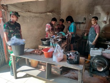 Babinsa Koramil 406-03/Rupit Laksanakan Komsos dengan Warga Desa Embacang Baru Ilir