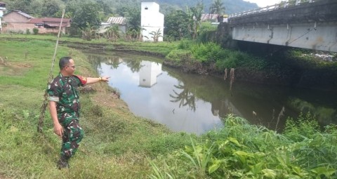 Babinsa Koramil 406-06/Tugumulyo Lakukan Pengecekan Debit Air di Wilayah Rawan Banjir