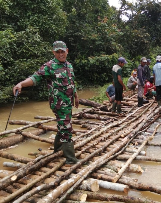 BABINSA KORAMIL 406-04/MUARA LAKITAN LAKSANAKAN GOTONG ROYONG BERSAMA WARGA DI DESA SUNGAI PINANG