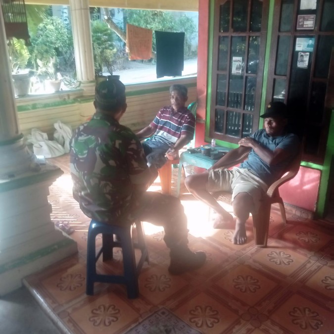 Babinsa Koramil 406-07/Jayaloka Jalin Komsos dengan Warga di Kelurahan Marga Tunggal