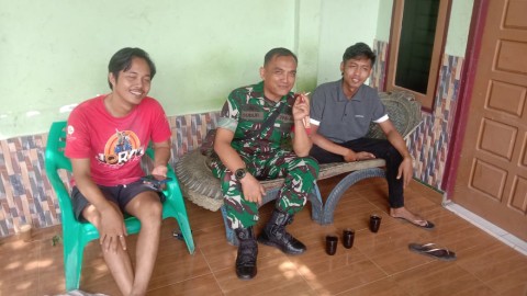 Babinsa Koramil 406-06/Tugumulyo Laksanakan Komsos Bersama Anak Muda di Desa Sadar Kaya