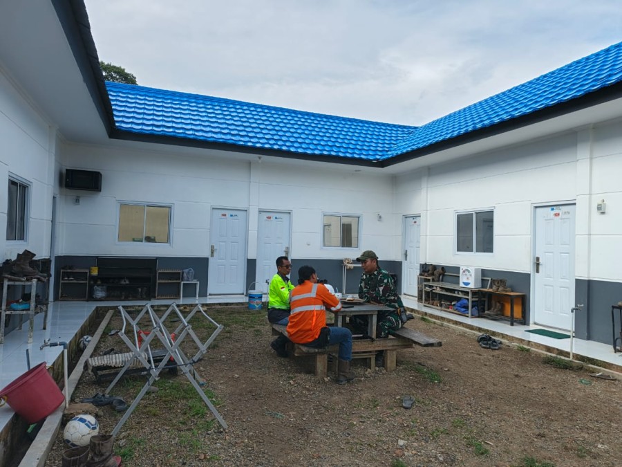Sertu Okta Hardiansyah Laksanakan Komsos Bersama Masyarakat Desa Ketapat Bening