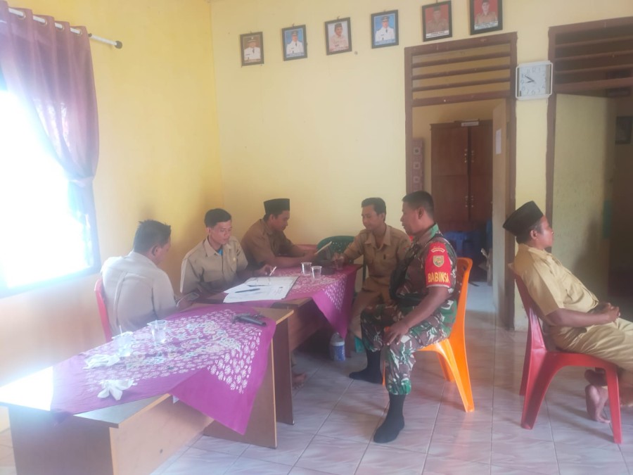 Babinsa Koramil 406-09/Terawas Jalin Silaturahmi Lewat Komsos Bersama Kades