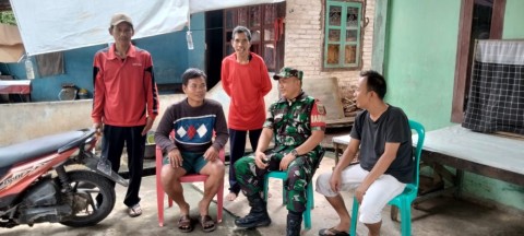 Babinsa Tingkatkan Silaturahmi dan Kedekatan Melalui Komsos Bersama Warga Binaan