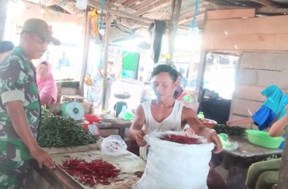 BABINSA SERTU ROHMADI LAKSANAKAN KOMSOS DENGAN PEDAGANG CABAI DI PASAR TRADISIONAL
