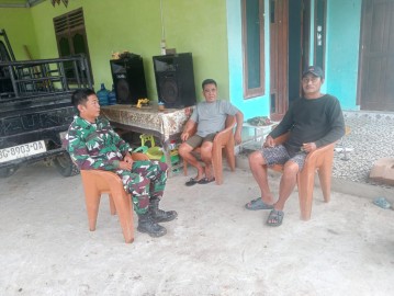 Babinsa Koramil 406-02/Rawas Ilir Laksanakan Komsos Bahas Ketahanan Pangan di Desa Beringin Sakti