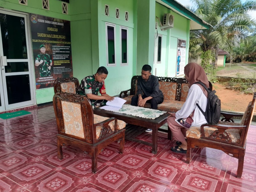 BABINSA KORAMIL 406-03/RUPIT LAKSANAKAN KOMSOS BAHAS PENGISIAN FORMULIR PENDAFTARAN TNI AD DI DESA RANTAU TELANG