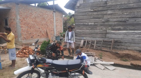 Babinsa Turut Bantu Pembangunan Rumah Warga, Wujud Kepedulian TNI terhadap Masyarakat