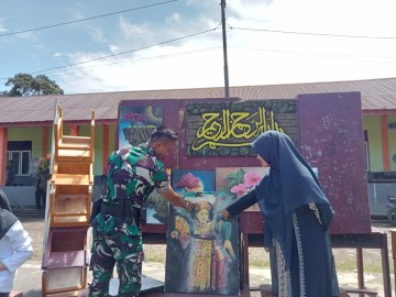 Babinsa Koramil 406-08/Lubuk Linggau Serda Eko Jalin Komsos Bersama Santri Ponpes Al-Madani di Kelurahan Kayu Ara