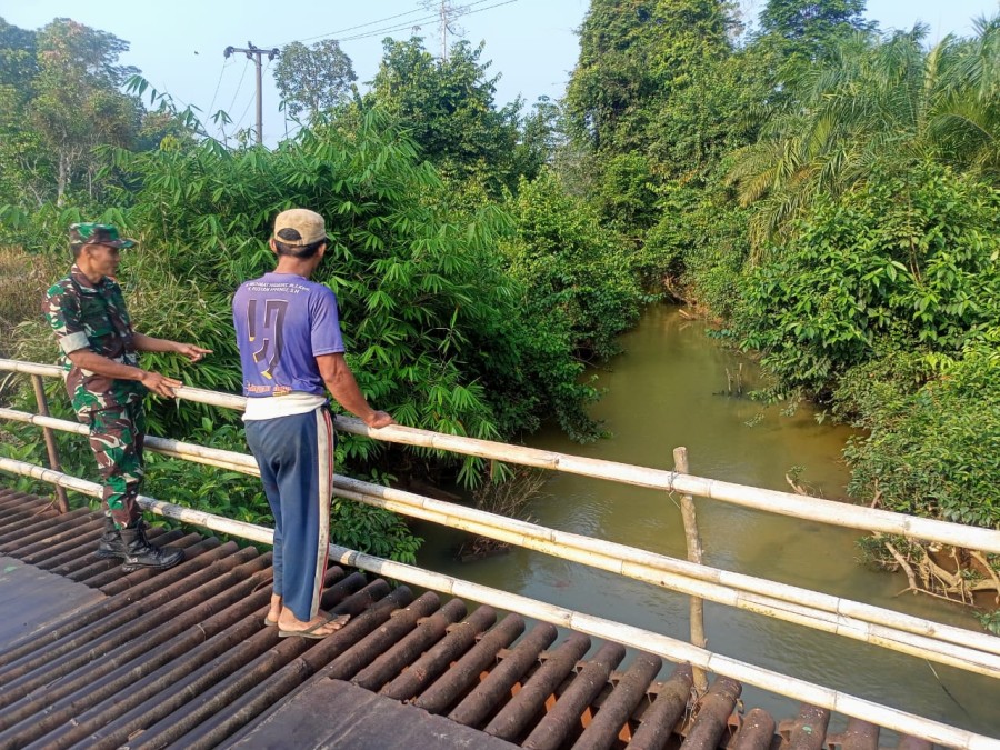 Babinsa Koramil 406-07/Jayaloka Monitoring Debit Air Sungai Bersama Warga.