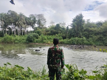 Babinsa Koramil 406-10/Lubuklinggau Timur Laksanakan Monitoring Aliran Sungai di Kelurahan Marga Rahayu