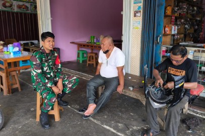 Babinsa Koramil 406-01/Rawas Ulu Laksanakan Komsos di Kelurahan Pasar Surulangun