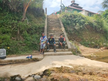 Babinsa Koramil 406-03/Rupit Laksanakan Komsos Bersama Warga Desa Lubuk Kumbung