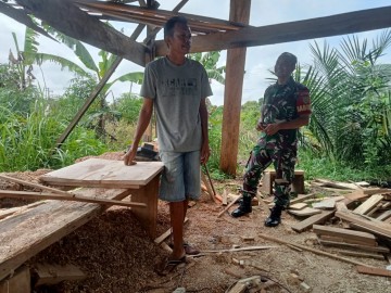 Babinsa Koramil 406-07/Jayaloka Laksanakan Komsos di Desa Rantau Alih.