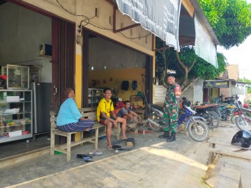 Babinsa Koramil 406-05/Muara Kelingi Laksanakan Komsos Bersama Warga di Desa Bamasco