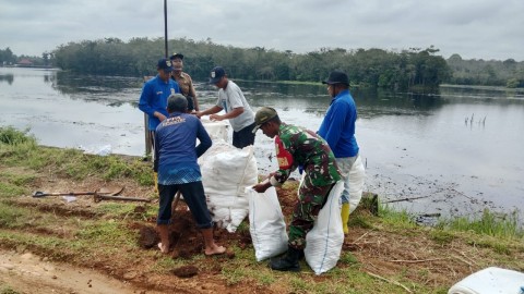 Koramil 406-09/Terawas Gelar Gotong Royong Bersama Warga Perbaiki Tanggul Saluran Danau Aur