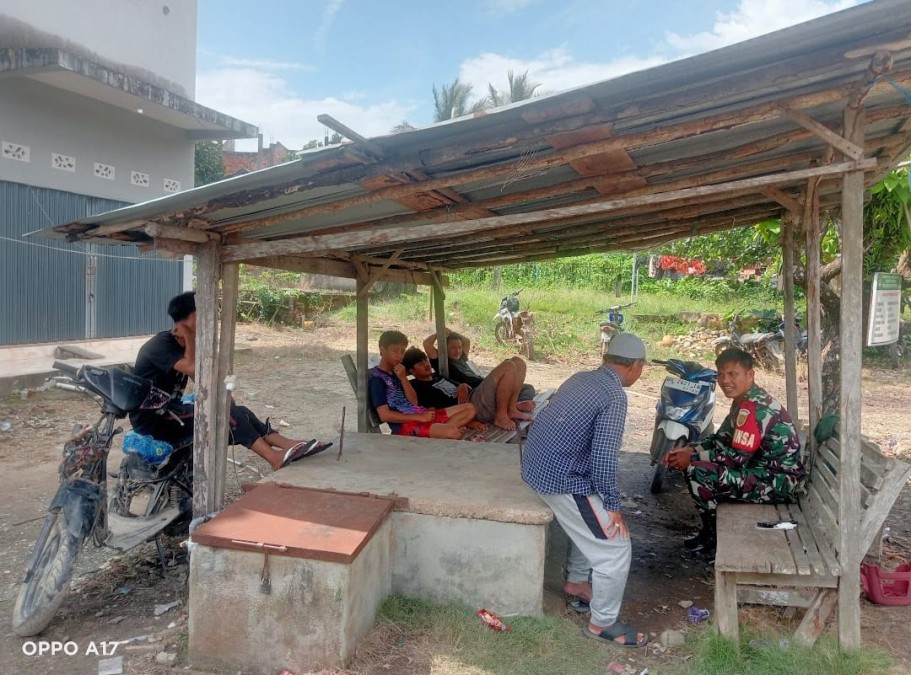 Babinsa Koramil 406-02/Rawas Ilir Laksanakan Komsos Bahas Pertanian di Desa Mandi Angin