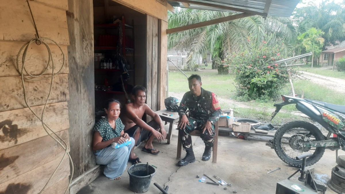 Komsos Babinsa Koramil 406-05/Muara Kelingi, Kopda Agung Jalin Kedekatan dengan Warga Desa Sembatu Jaya