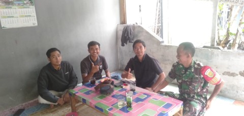 Komsos Babinsa Koramil 406-10/Lubuklinggau Timur Jalin Kedekatan dengan Warga Kelurahan Watervang.