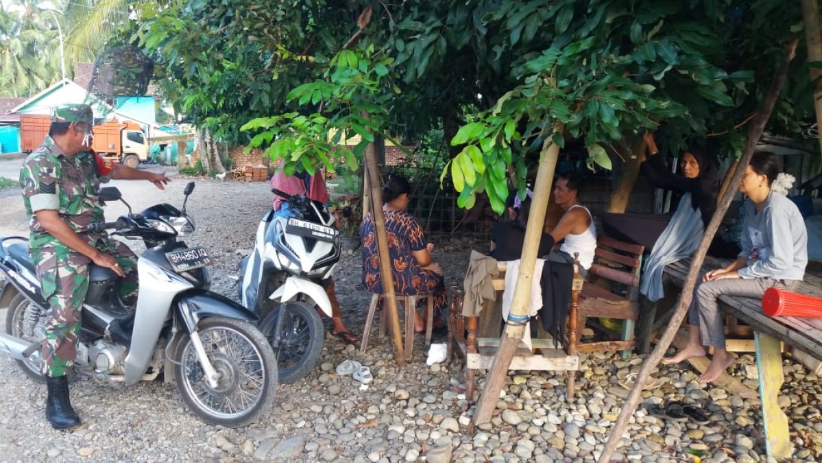 Babinsa Koramil 406-01/Rawas Ulu Laksanakan Komsos Pertanian di Kelurahan Pasar Surulangun