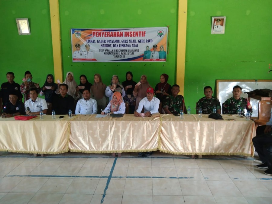 Kopdar Babinsa Koramil 406-01/Rawas Ulu Hadiri Penyerahan Insentif Perangkat Desa di Desa Napalicin