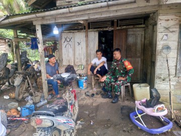 Babinsa Koramil 406-04/Muara Lakitan Laksanakan Komsos Bersama Masyarakat Desa Pendingan