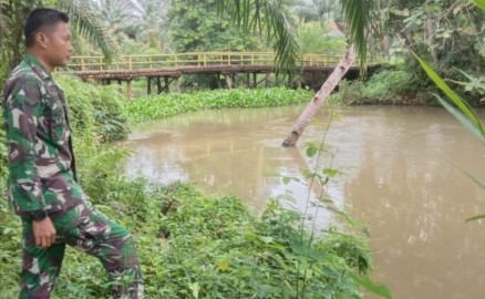 Babinsa Koramil 406-06/Tugumulyo Laksanakan Pengecekan Debit Air Sungai di Desa T2, Kecamatan Purwodadi