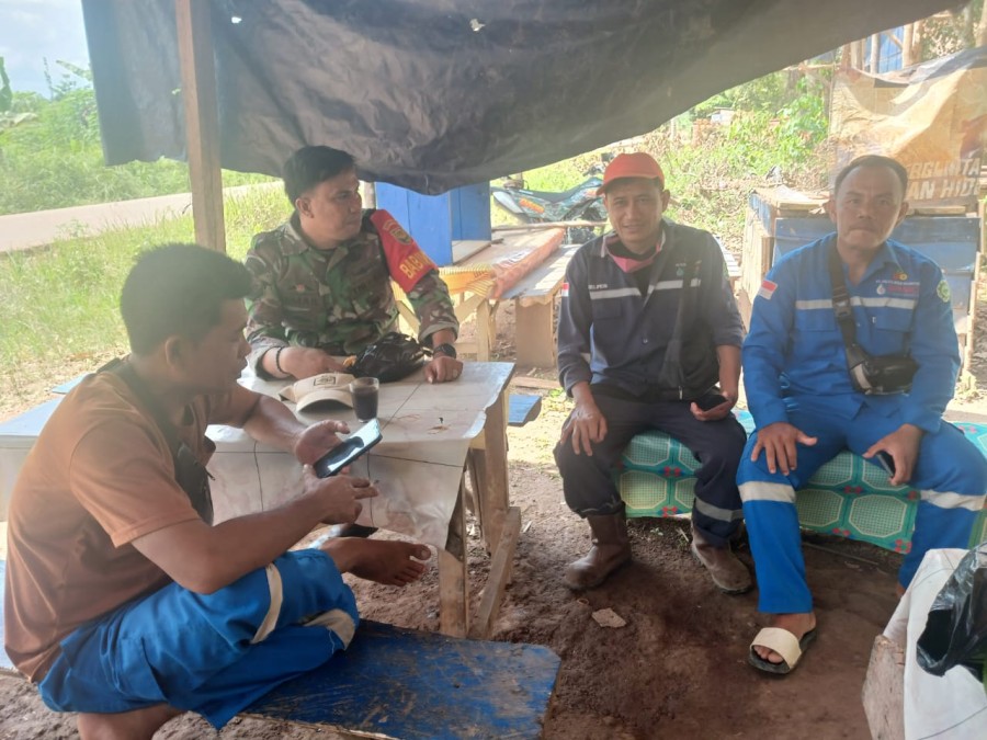 Babinsa Koramil 406-02/Rawas Ilir Jalin Keakraban Lewat Komsos di Desa Mekarsari