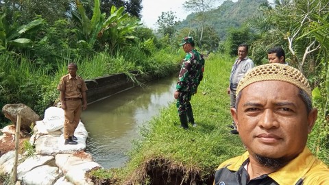 Babinsa Koramil 406-09/Terawas Bersama Dinas Pertanian Monitoring Tanggul Irigasi Jebol di Desa Sukorejo
