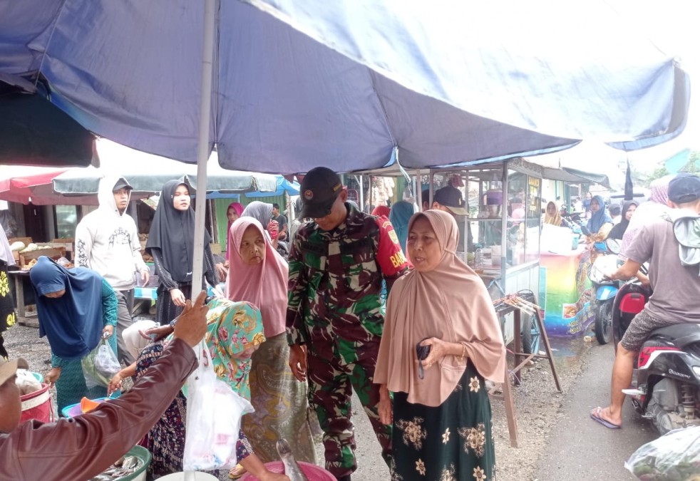 Babinsa Koramil 406-03/Rupit Laksanakan Pengecekan Harga Sembako di Pasar Lawang Agung