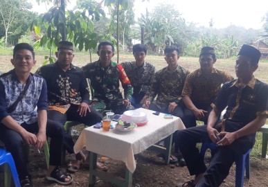 Babinsa Koramil 406-10/Lubuklinggau Timur Jalin Komsos Bersama Warga RT 03 Kelurahan Air Kati
