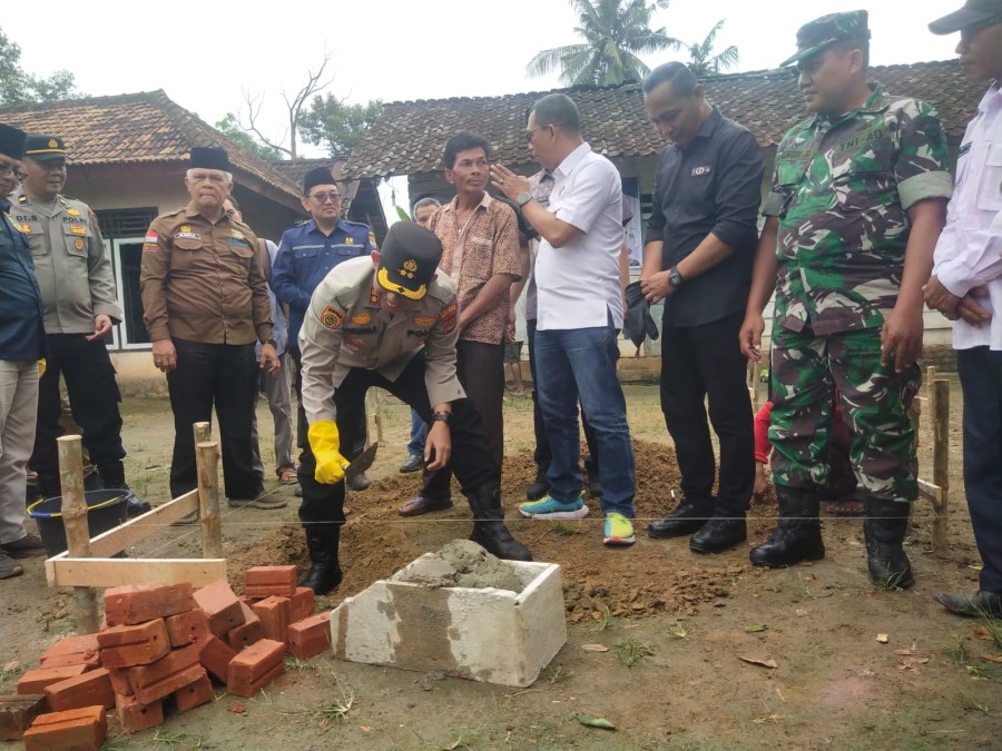 DANRAMIL 406-04/MUARA LAKITAN HADIRI ACARA BEDAH RUMAH KOLABORASI ANTARA PEMKAB MURA DAN POLRES MURA T.A. 2025 DALAM RANGKA ASTA CITA PRESIDEN REPUBLIK INDONESIA