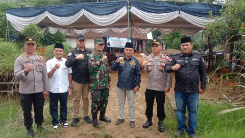 Danramil 406-06/Tugumulyo Kapten Inf Susanto Hadiri dan Monitoring Kegiatan Peletakan Batu Pertama Bedah Rumah Polres Musi Rawas Bersama Dinas Perkim