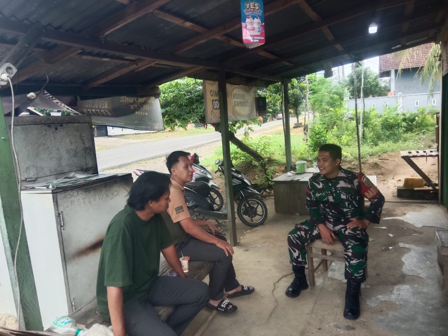 Babinsa Koramil 406-01/Rawas Ulu Praka Doni Dirgantara Laksanakan Komsos di Sungai Jauh