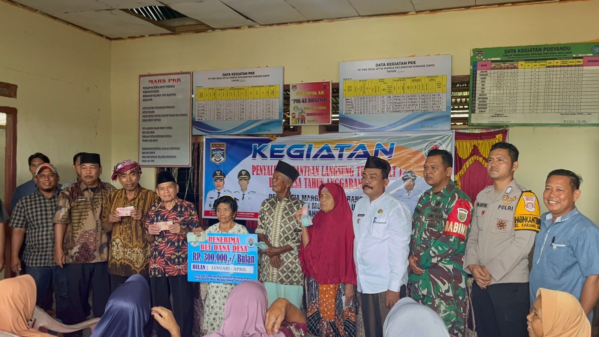 Babinsa Koramil 406-02/Rawas Ilir Hadiri Penyaluran Dana BLT dan Titik Nol Persen di Desa Setia Marga