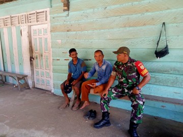 Babinsa Koramil 406-01/Rawas Ulu Laksanakan Komsos di Desa Sungai Jauh