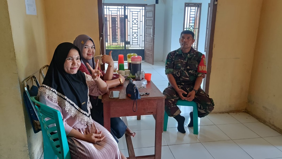 Babinsa Sertu Antoni Laksanakan Komsos dan Silaturahmi Bersama Perangkat Desa Anyar