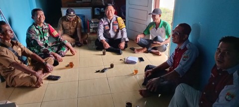 Babinsa Koramil 406-05/Muara Kelingi Jalin Keakraban Bersama Masyarakat Desa Karya Sakti