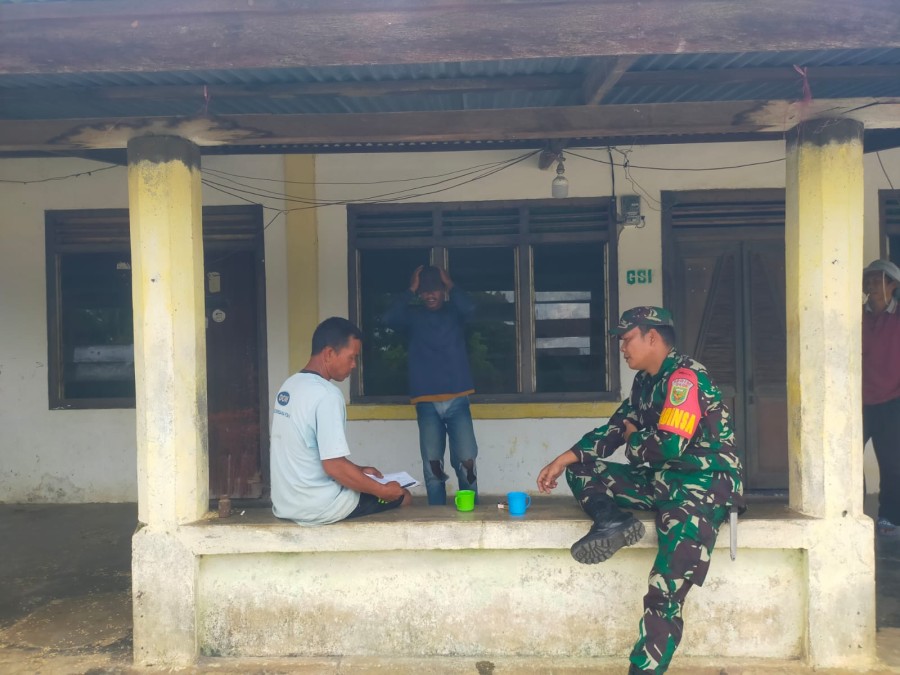 Babinsa Koramil 406-09/Terawas Laksanakan Komsos Ketahanan Pangan Bersama Warga Desa Sumber Sari