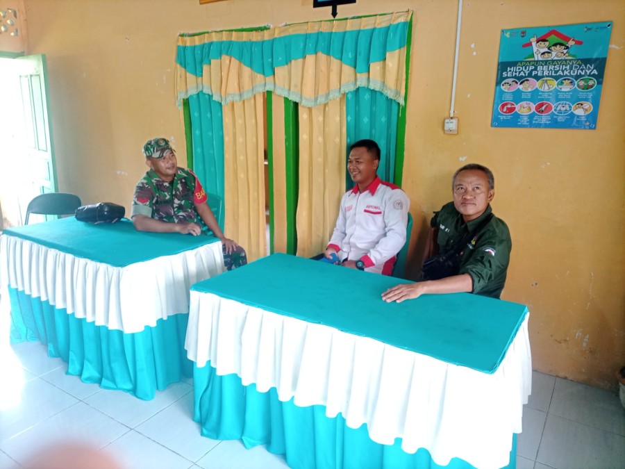 BABINSA KORAMIL 406-07/JAYALOKA GELAR KOMSOS DENGAN APARATUR BPD DESA KERTOSONO