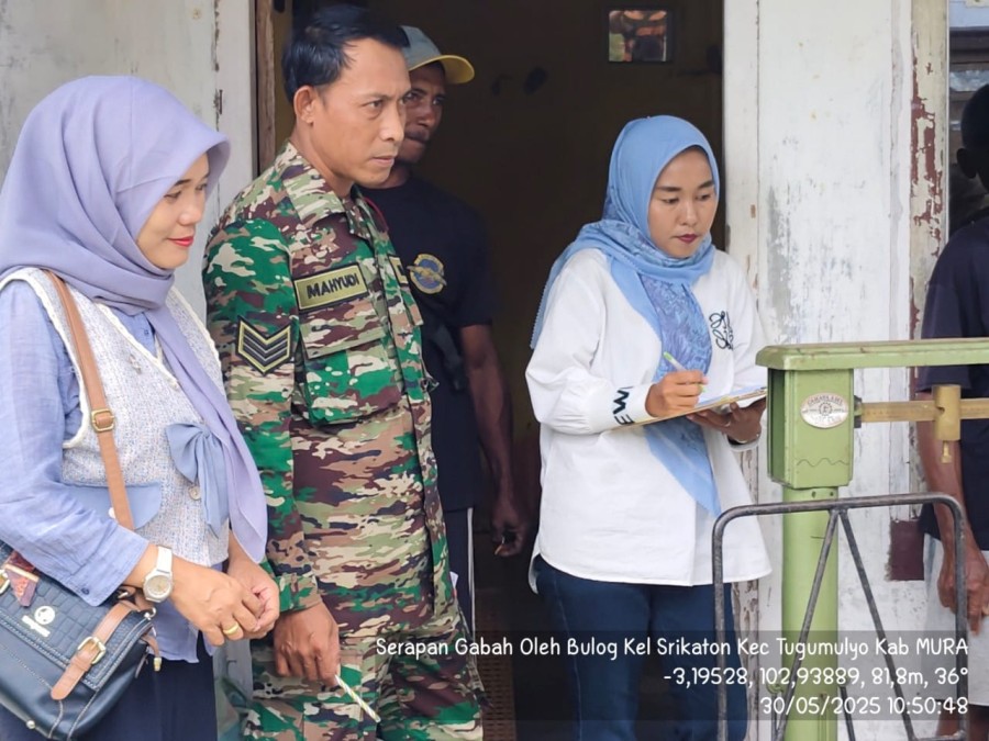 Babinsa Koramil 406-06/Tugumulyo Serka Mahyudi Laksanakan Komsos dengan Warga Bahas Ketahanan Pangan