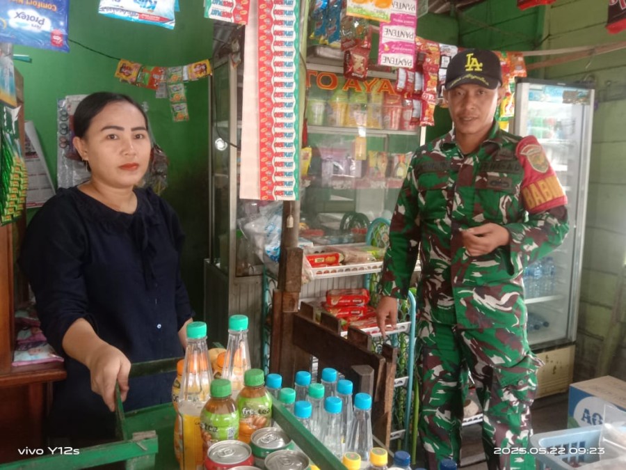 BABINSA KORAMIL 406-04/MUARA LAKITAN JALIN KOMUNIKASI SOSIAL DENGAN PENJUAL MANISAN DI DESA SP 5 TRIAGUNG JAYA