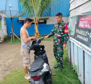 Babinsa Koptu Hadi Saputra Imbau Warga Desa Karang Waru Tertib Berlalu Lintas