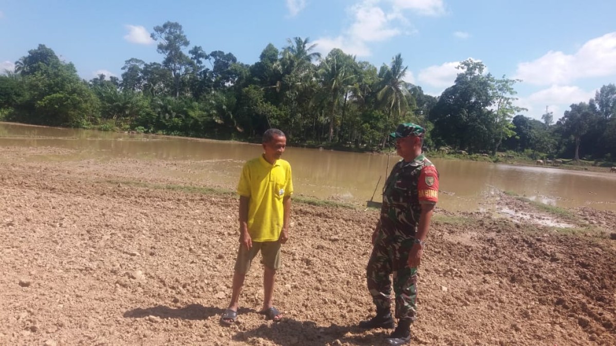 Babinsa Koramil 406-01/Rawas Ulu Laksanakan Komsos Tentang Ketahanan Pangan di Kelurahan Pasar Surulangun