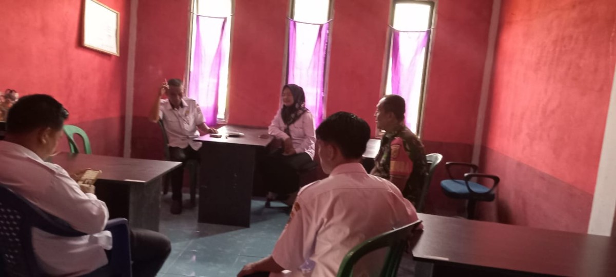 Babinsa Koramil 406-01/Rawas Ulu Serda Ali Kusno Laksanakan Komsos Terkait Keamanan Desa di Teladas