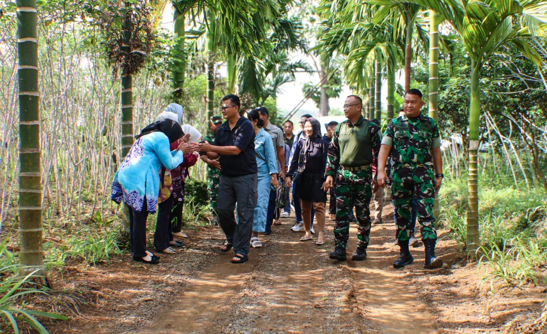 KOMANDAN KODIM 0406/LUBUKLINGGAU SAMBUT KEDATANGAN PANGKOGABWILHAN DI WILAYAH TERITORIAL, LANJUTKAN DENGAN PENINJAUAN KETAHANAN PANGAN DAN LAHAN PEMBANGUNAN BATALYON